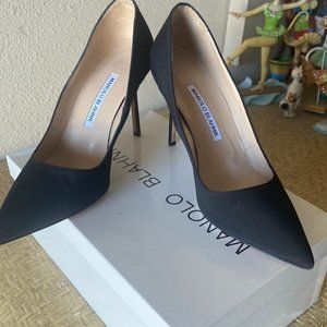 MANOLO BLAHNIK BLACK SUEDE PUMPS size 8